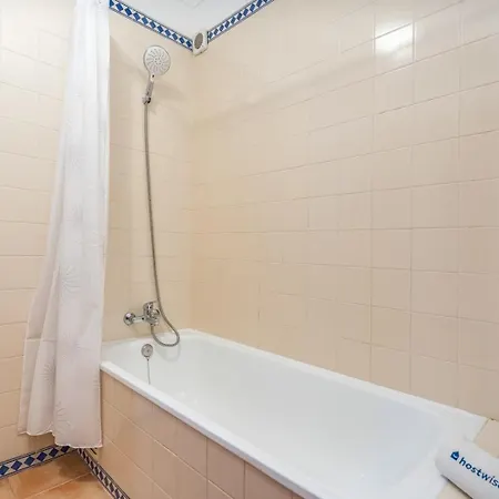 Hostwise - Bright & Cozy House With Terrace 度假居